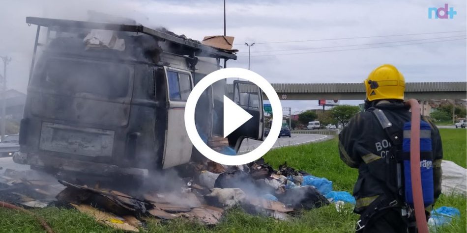 Kombi pega fogo e fica totalmente destruída em Florianópolis veja