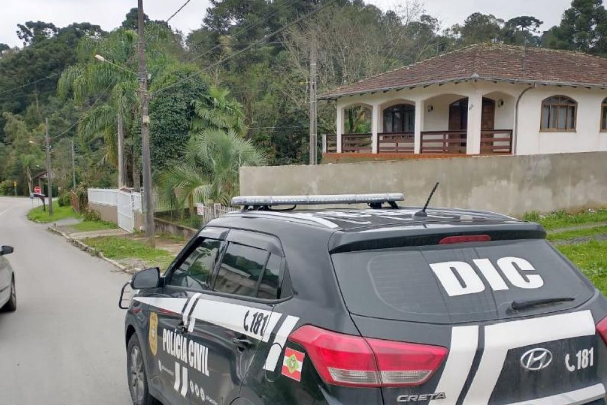 Mulher é presa após se passar por policial civil e intimar morador no