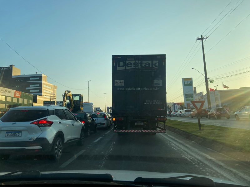 Acidente entre três carros e duas motos deixa fila de mais de 10 km na