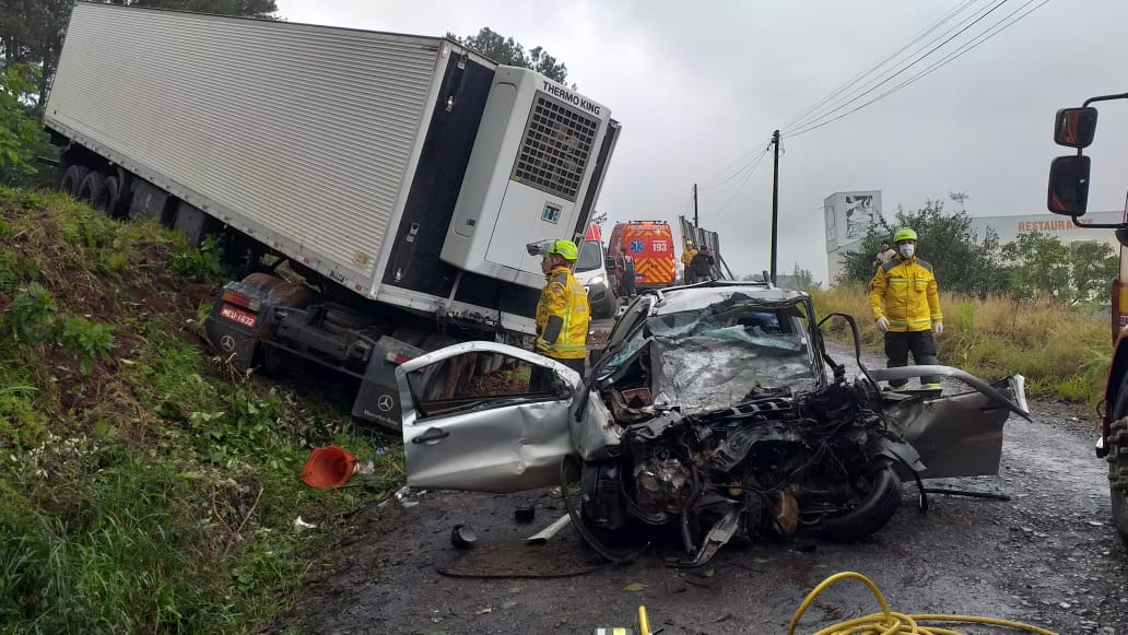 Homem morre em grave acidente entre carreta e carros em Chapecó