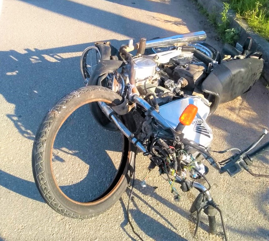 Motorista Sinais De Embriaguez Colide Contra Motocicleta E Casal