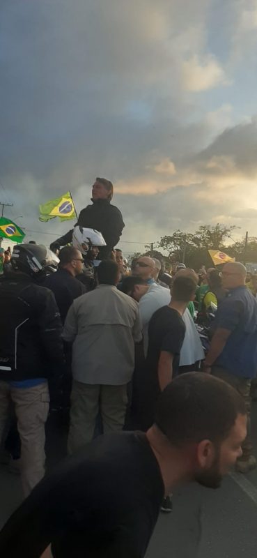 FOTOS No último ato da campanha Bolsonaro cita datapovo em Joinville