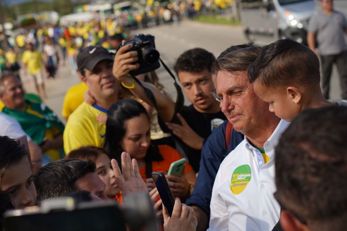 VÍDEO Jair Bolsonaro é recebido por apoiadores para motocarreata em