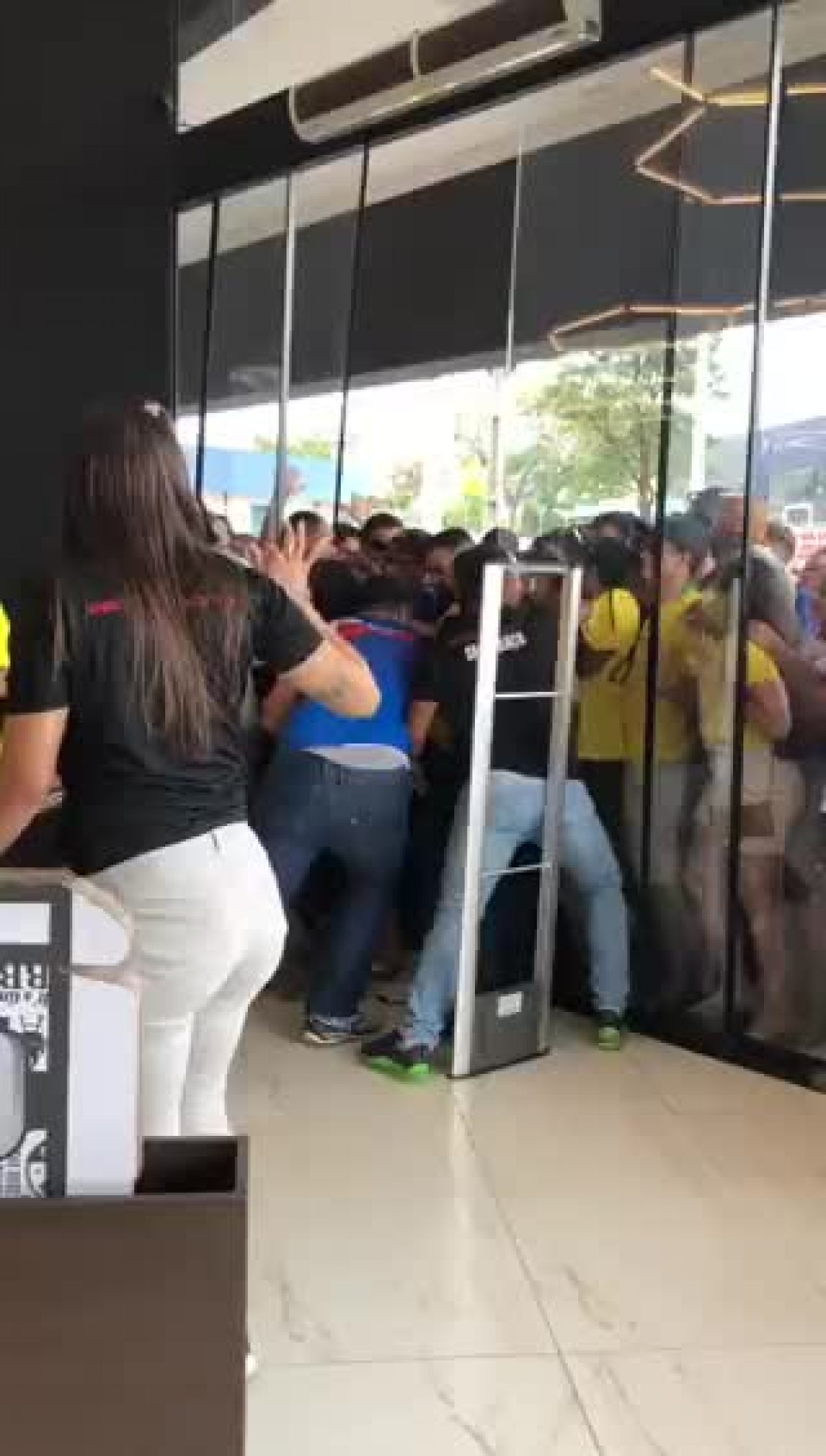 VÍDEO Promoção de picanha do mito termina em confusão e presença