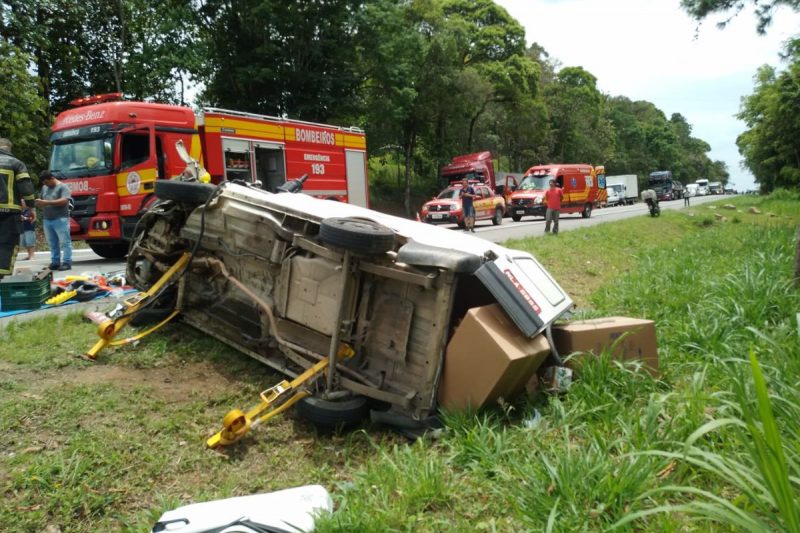 Acidente Entre Carros Deixa Duas Pessoas Feridas Na Br Em Araquari