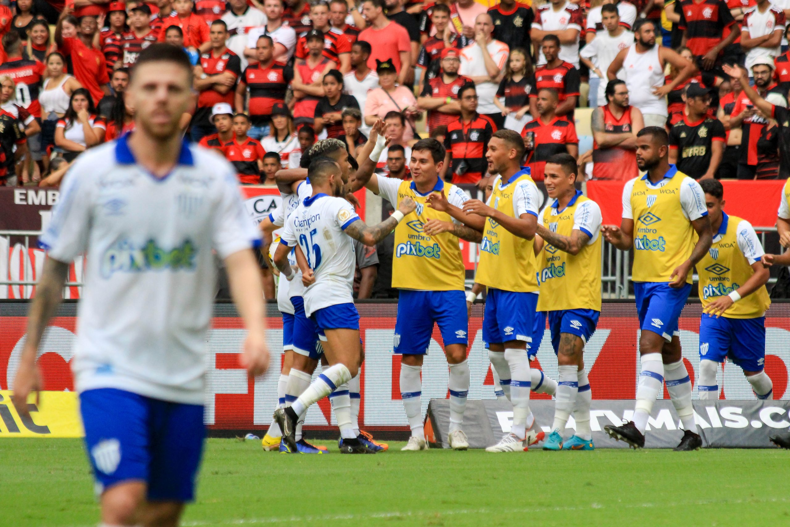 Jovens Atletas Em Campo Ava Se Despede Em Grande Estilo Derrota