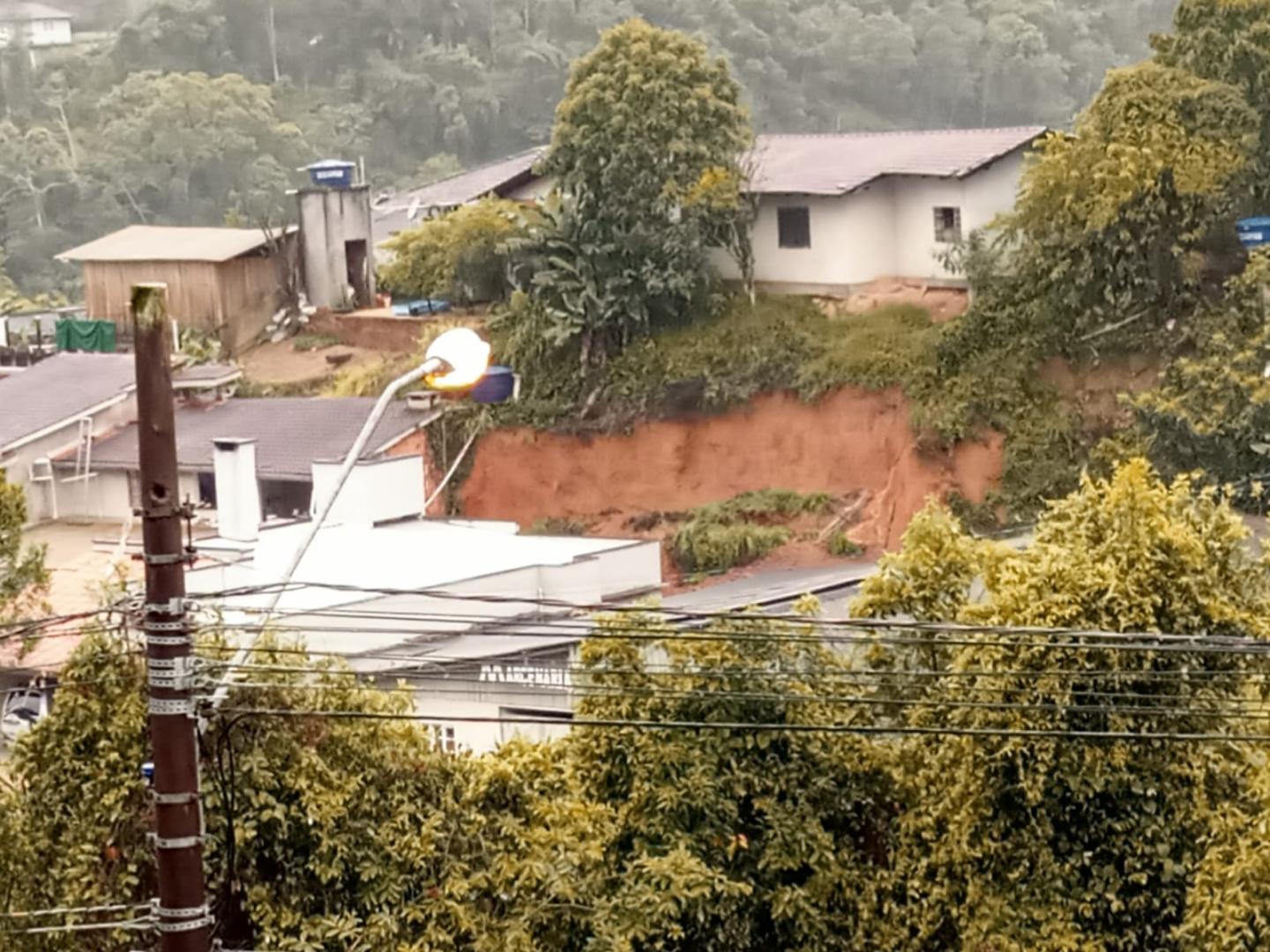 FOTOS Homem morre soterrado após deslizamento de terra em Brusque