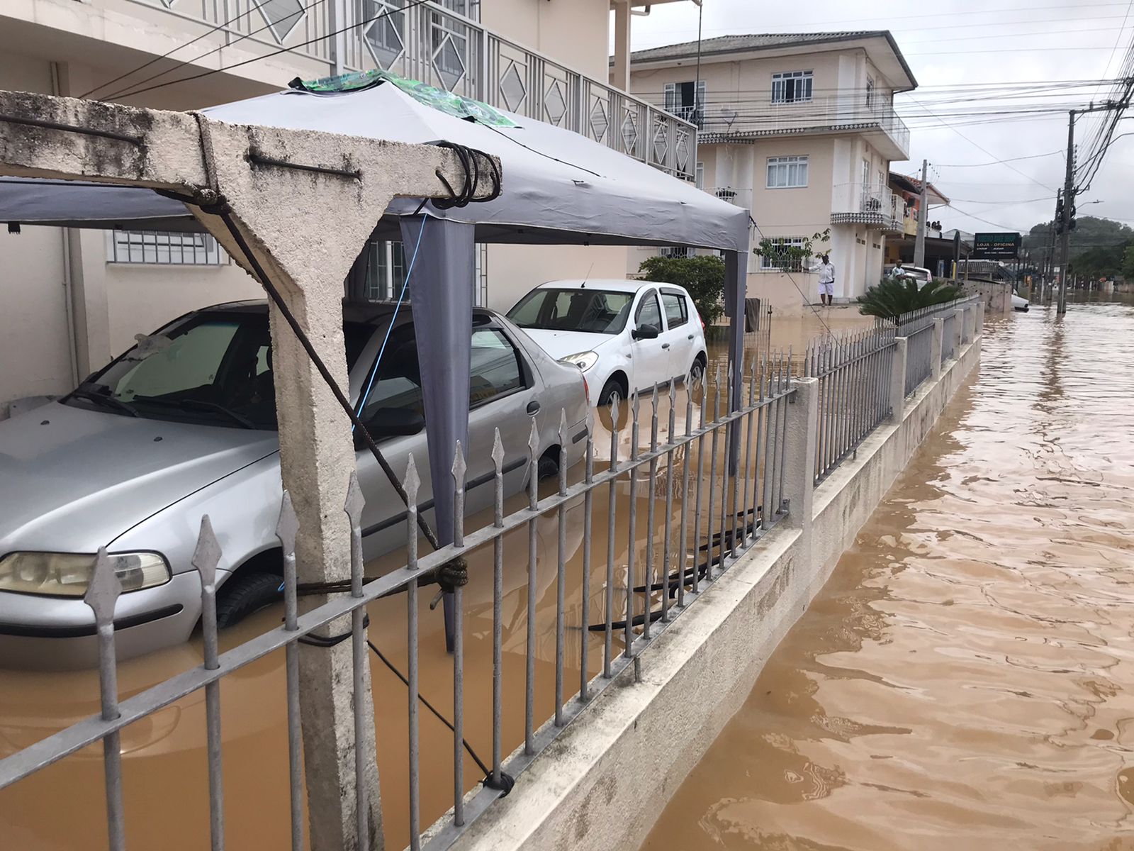 Chuva deixa famílias ilhadas e em situação perigosa na Grande