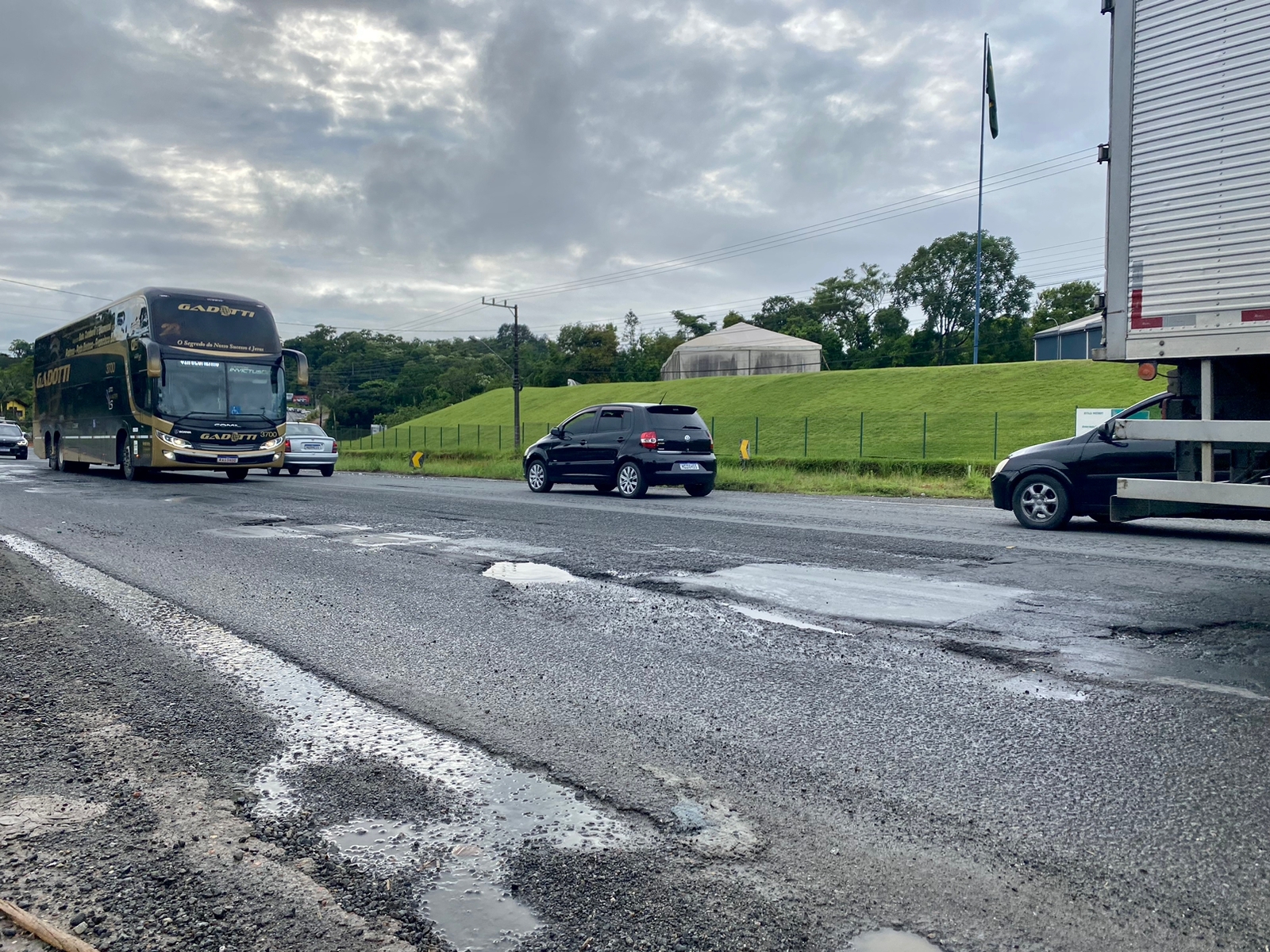 Obras na BR 470 deixam o trânsito no esquema pare e siga em dois