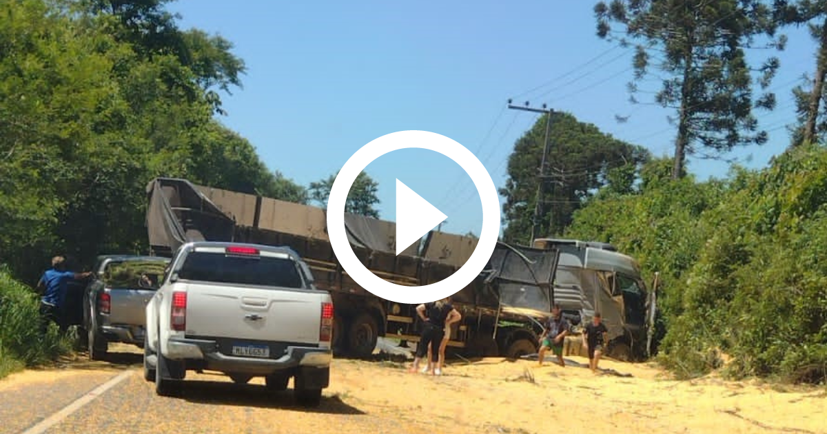 V Deo Carreta Tomba Na Sc Carga De Milho Se Espalha Na Pista E