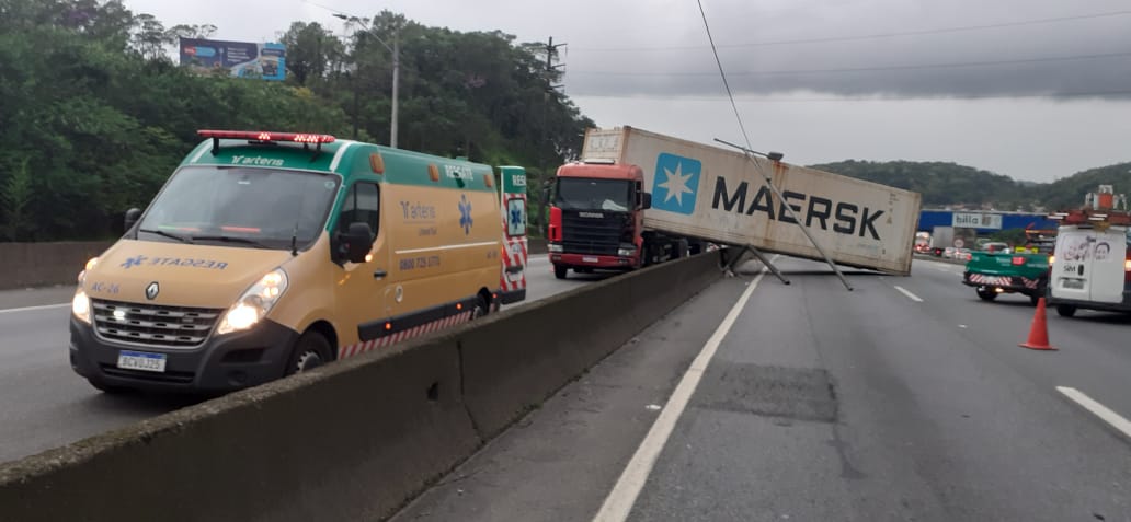 Contêiner de carreta se solta e bloqueia faixa na BR 101 em Joinville