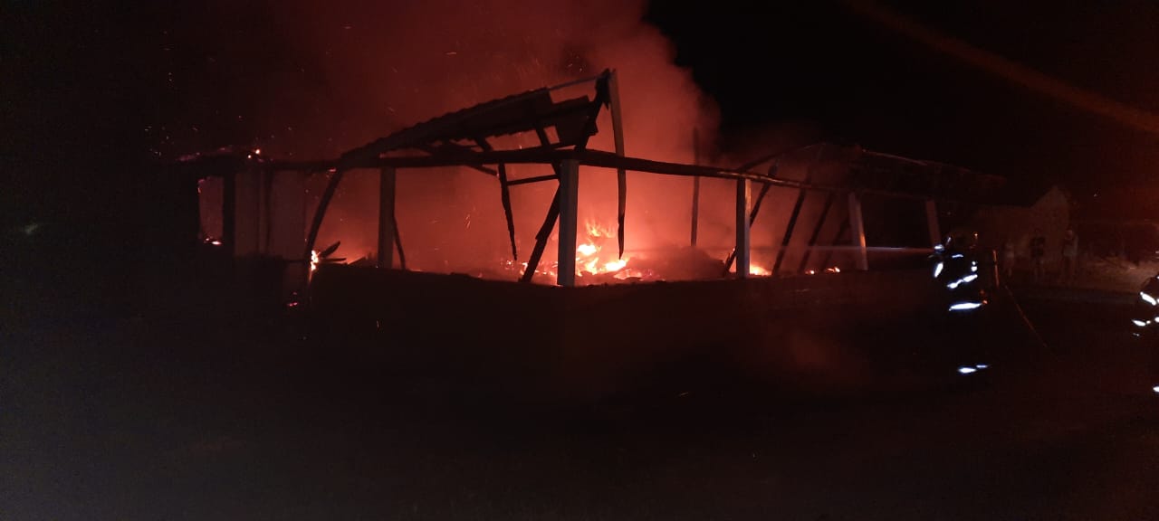 Casa fica completamente destruída por incêndio no Alto Vale do Itajaí