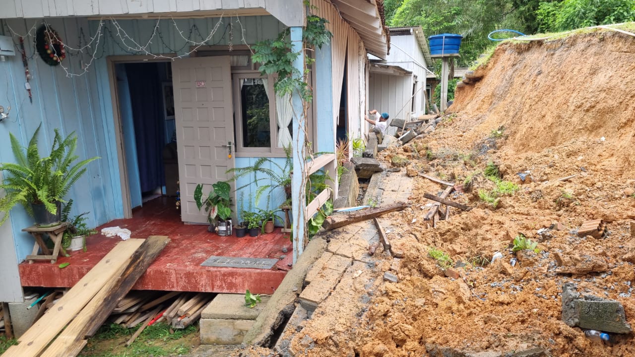 Muro Desaba E Atinge Resid Ncia Em Blumenau Susto Em Ver Que O Muro