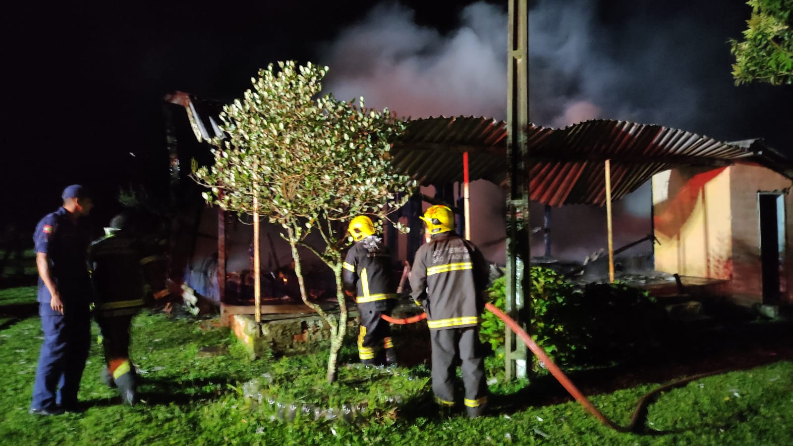 Incêndio deixa casa de madeira completamente destruída em São Joaquim veja