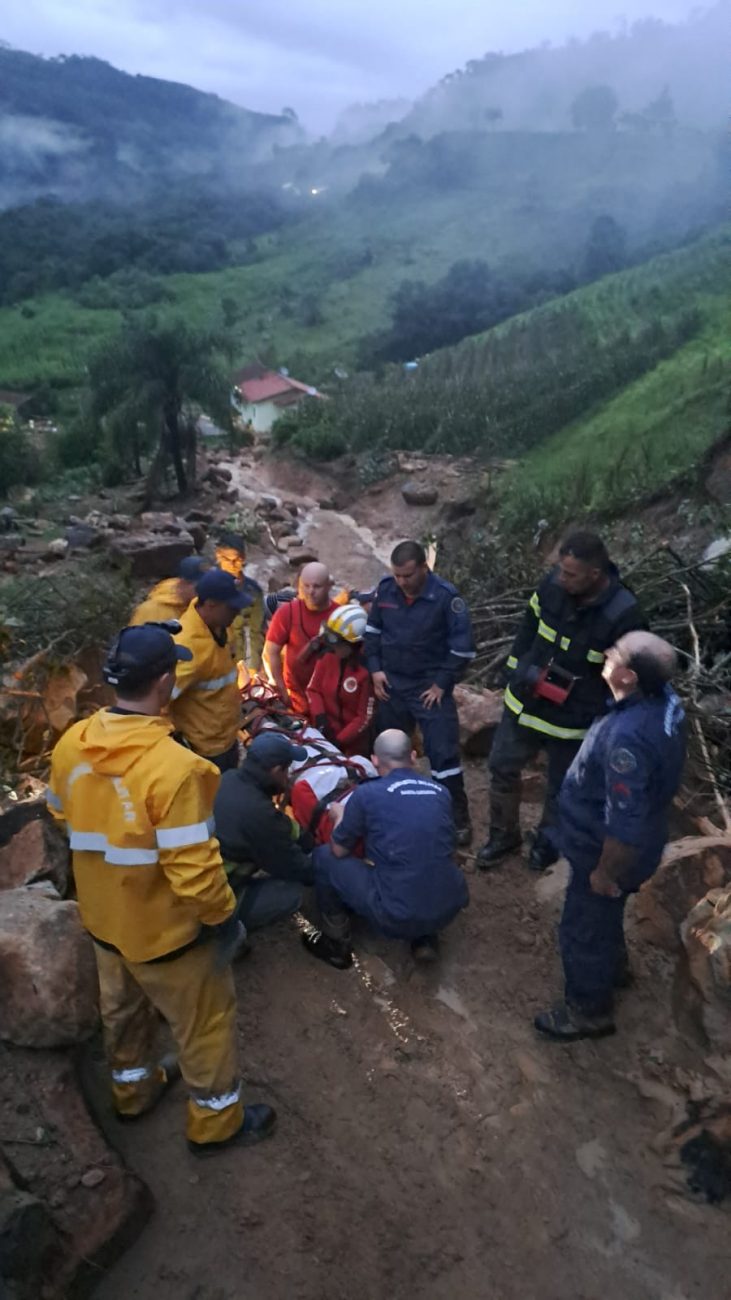 Fotos Chuvas Causam Deslizamentos E Deixam Fam Lias Desabrigadas Em