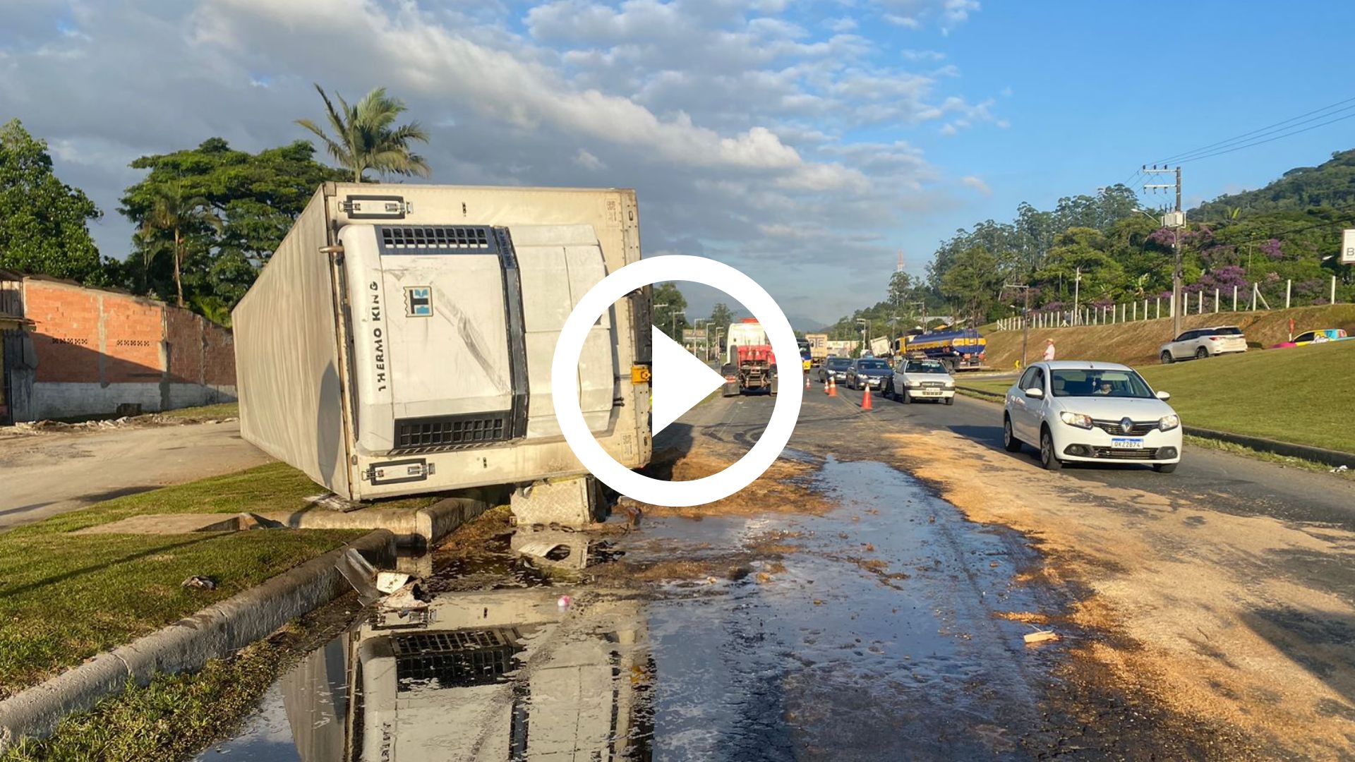 VÍDEO BR 470 fica em meia pista após tombamento de carreta em Blumenau