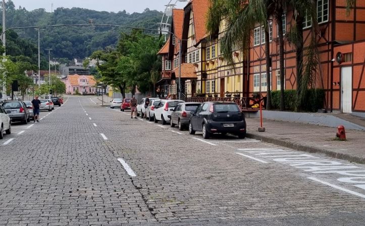 Diminui estacionamento na rua do principal ponto turístico de Blumenau