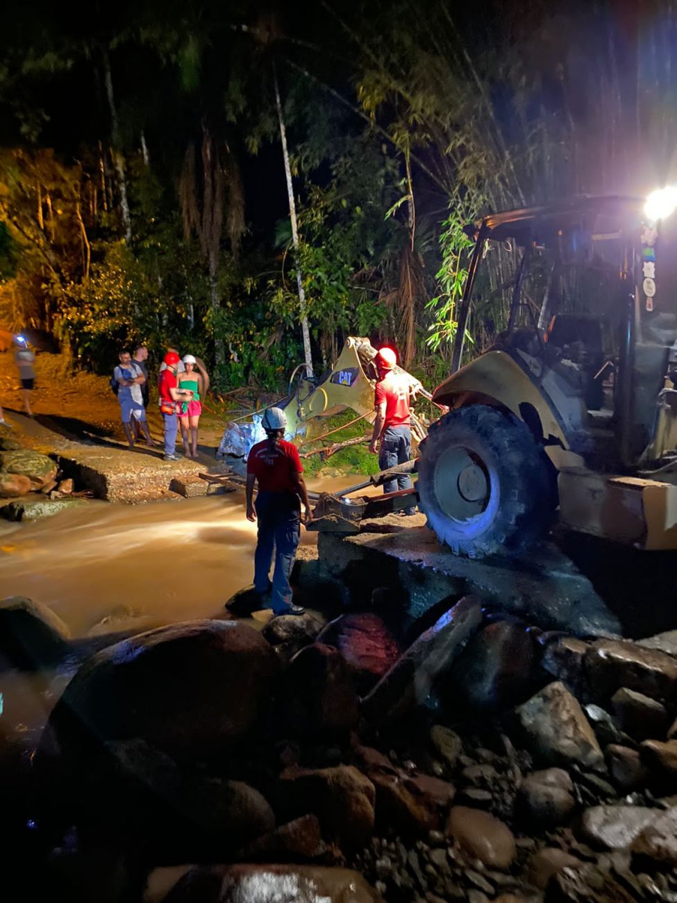 VÍDEO Cerca de 30 pessoas ficam ilhadas em Guabiruba e são resgatadas