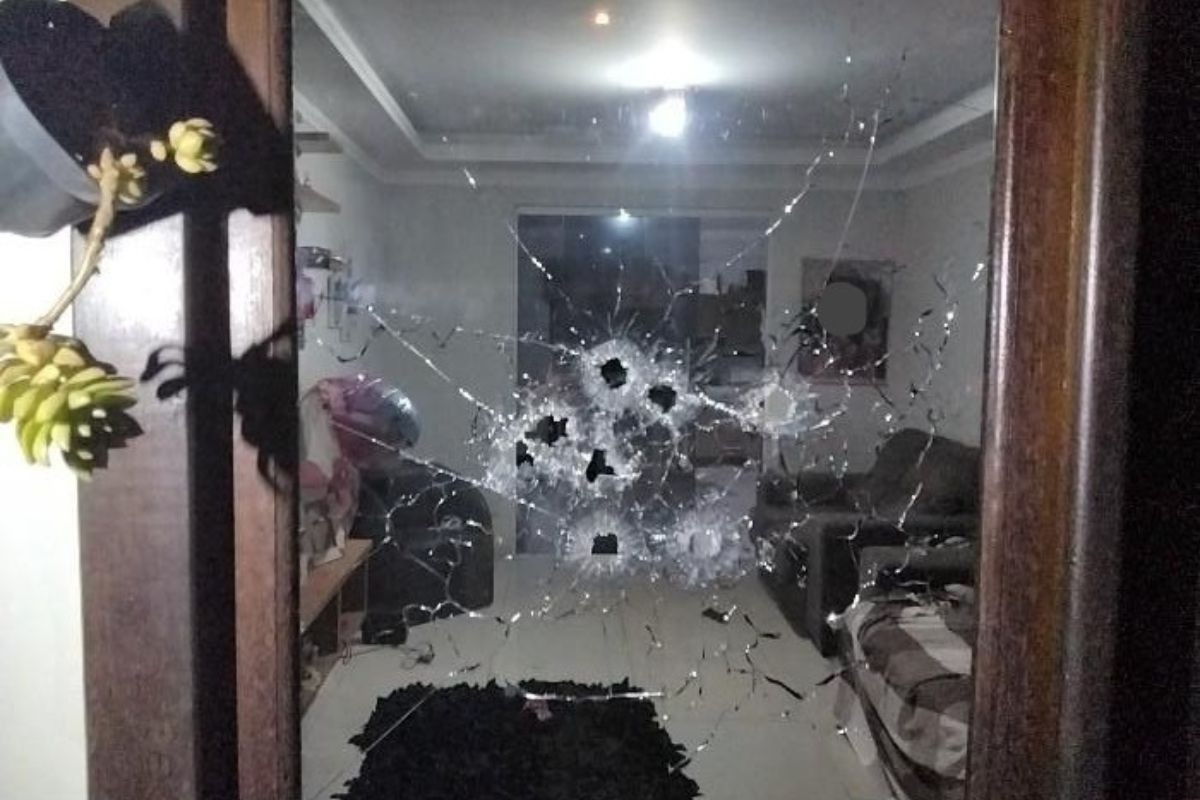 Homem Atingido Por Tr S Tiros Enquanto Assistia Na Sala De Casa Em