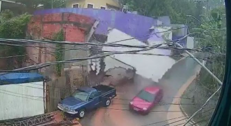 VÍDEO Muro desaba e atinge carro em movimento em São Paulo