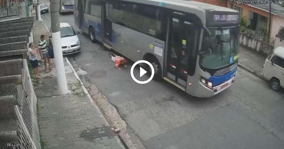 Motorista acelera ônibus e atropela idoso em Tremembé SP VÍDEO