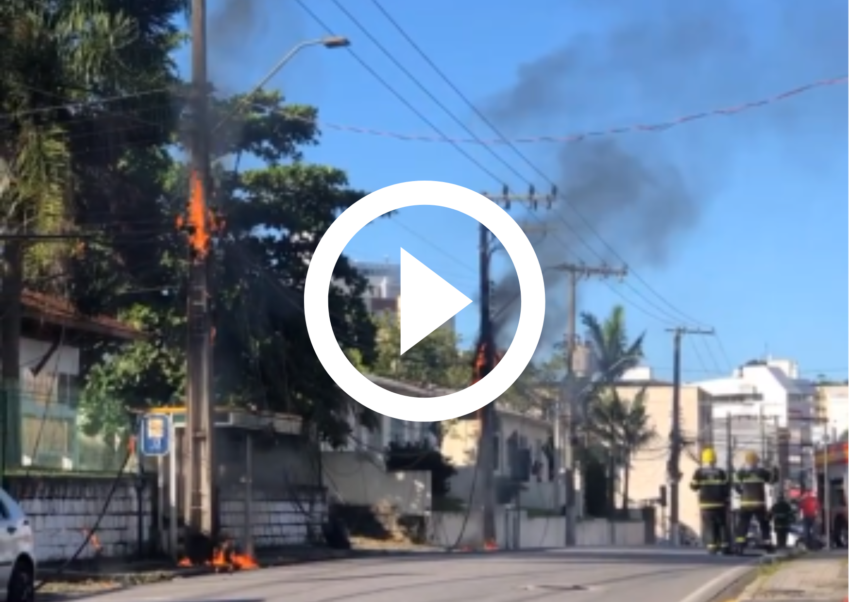 VÍDEO Incêndio em postes de luz interdita via em Florianópolis e deixa