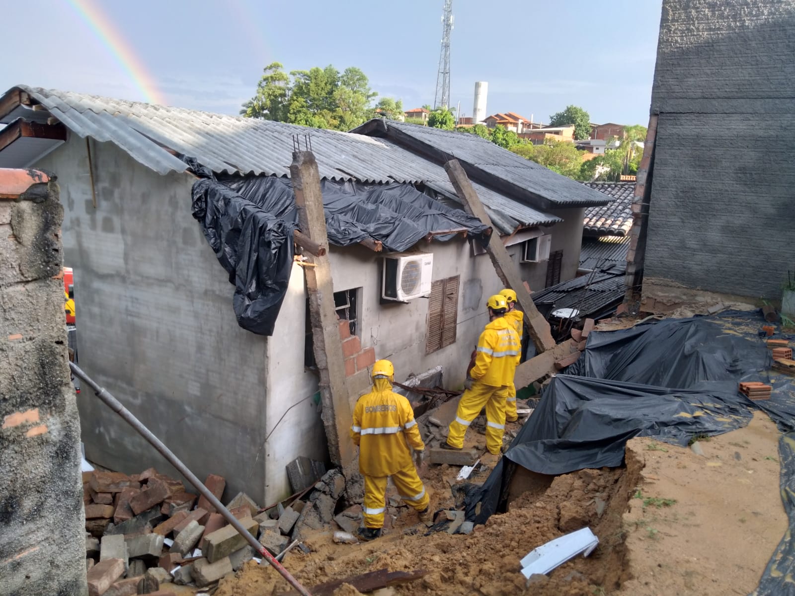 Deslizamento provoca queda de muro sobre casa em Criciúma e soterra