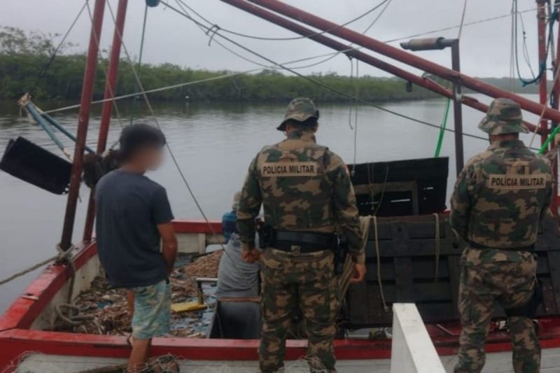 Pescadores S O Flagrados Quilos De Camar O De Pesca Ilegal Em