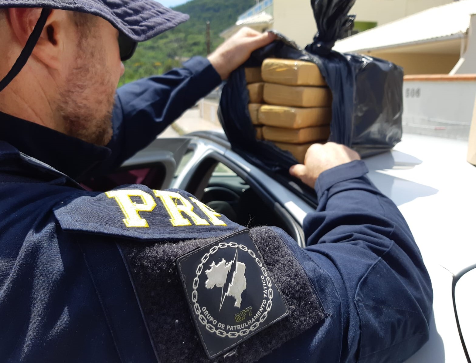 Motorista Que Escondia Quase Kg De Maconha Se Entrega Ap S Fuga Na Br