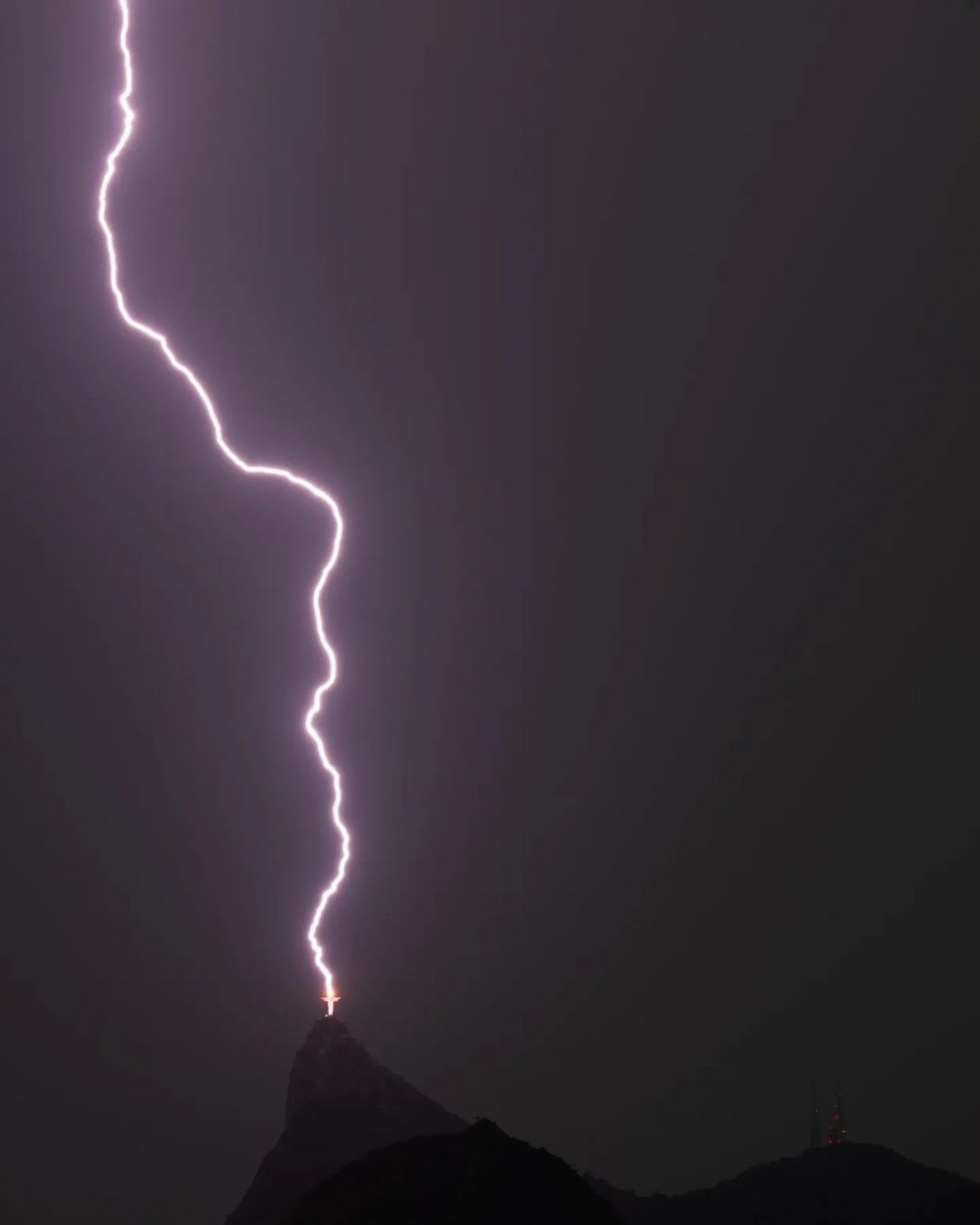 Fotógrafo faz imagem inédita de raio divino no Cristo Redentor FOTOS