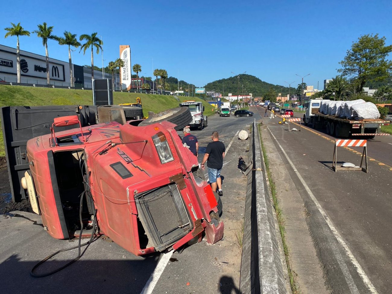 Caminh O Removido E Tr Nsito J Est Liberado Na Br Em Blumenau