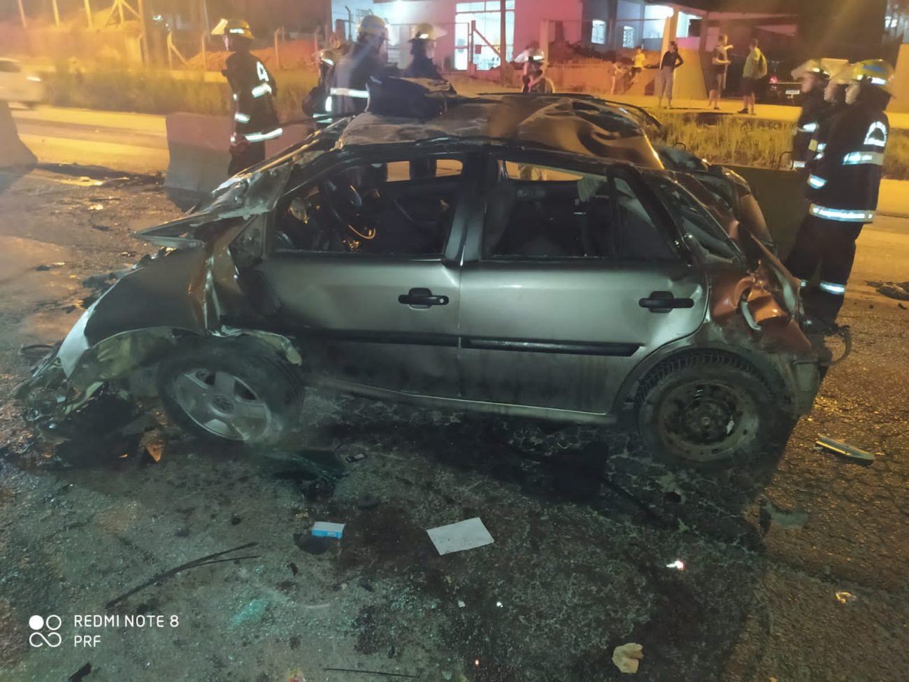 FOTOS Carro capota e fica totalmente destruído após bater em caminhão