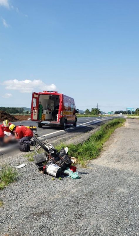 Ciclista fica gravemente ferido após colidir contra caminhonete em Ilhota