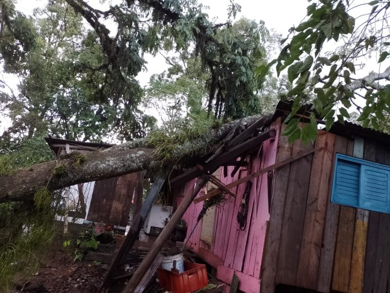 Temporal Que Atingiu SC Derrubou Telhado De Posto E Formou Cachoeira