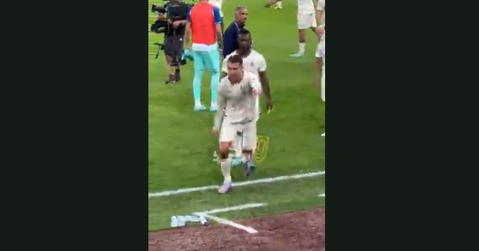 VÍDEO Cristiano Ronaldo dá chilique e chuta garrafa na Arábia