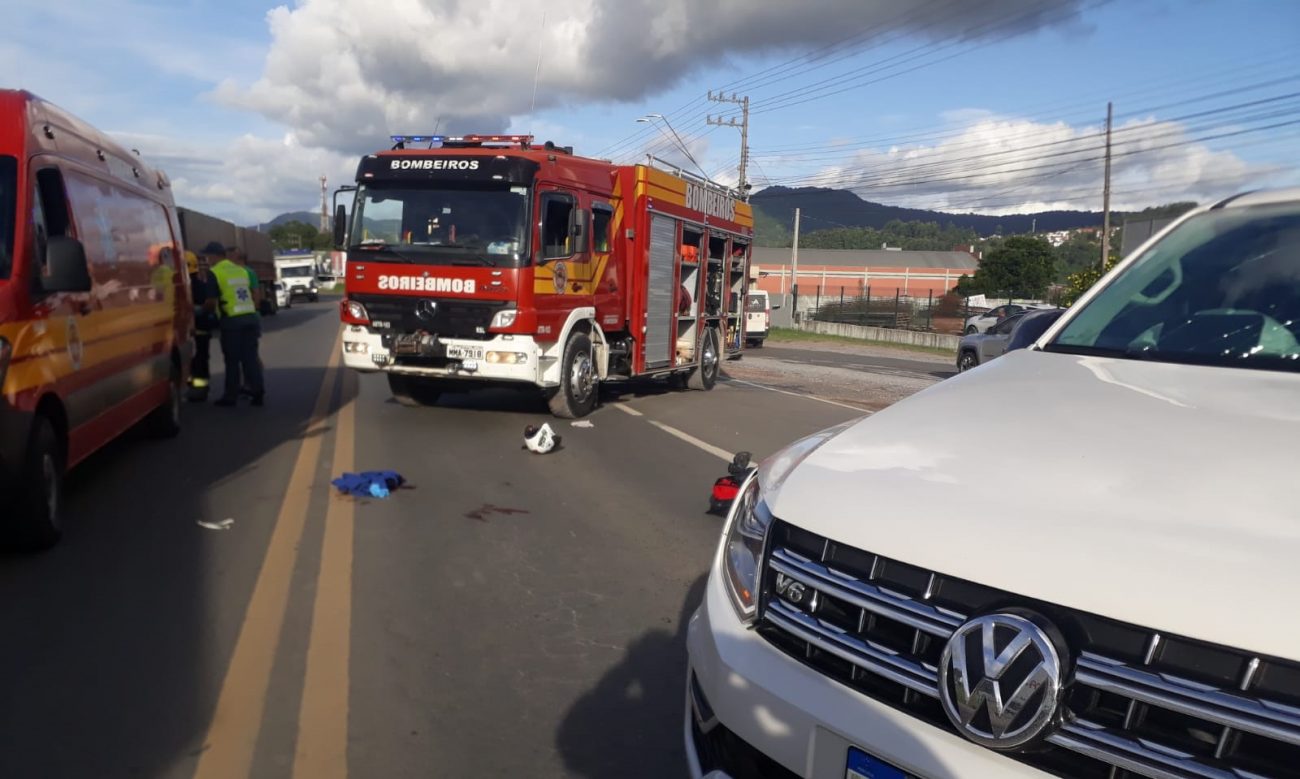 Motociclista fica gravemente ferido após acidente caminhonete na BR