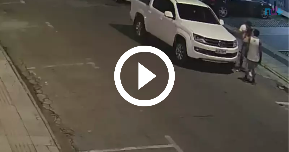 VÍDEO Câmeras flagram momento em que homem é esfaqueado por garota de