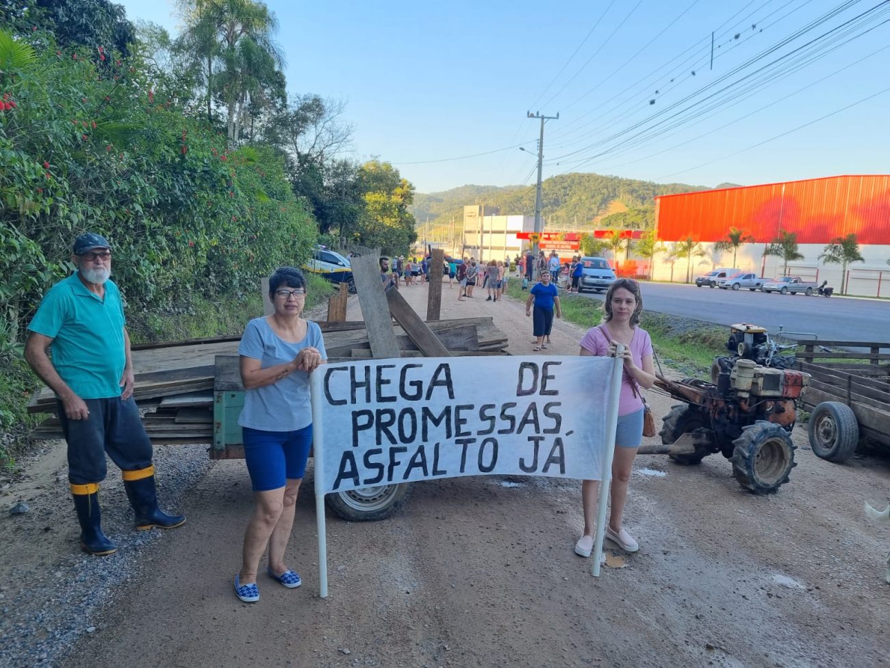 Moradores de Gaspar realizam manifestação e pedem melhorias em rua do