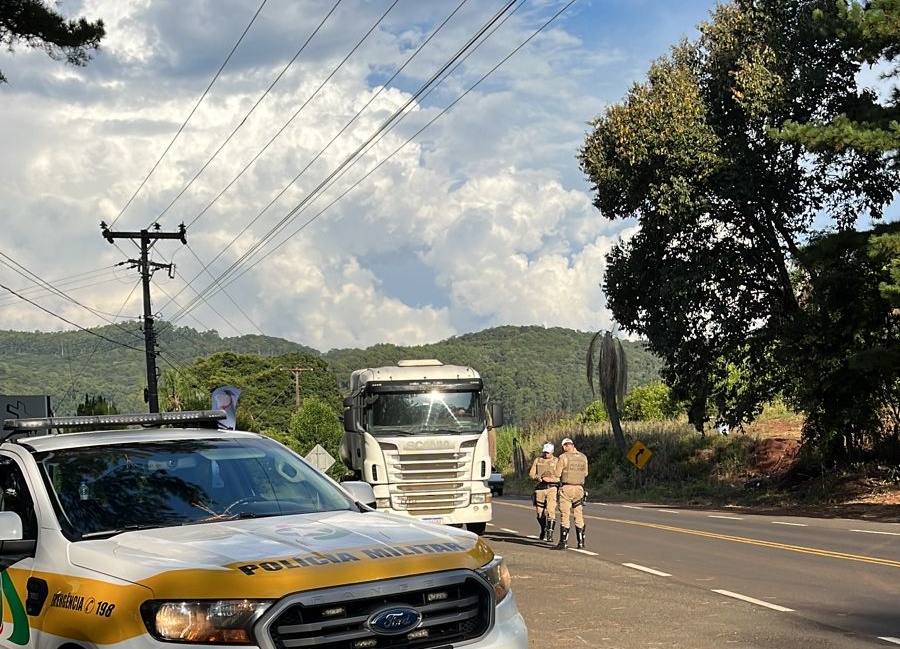 Caminh O De Combust Vel Abordado Transportando Gua Em Conc Rdia