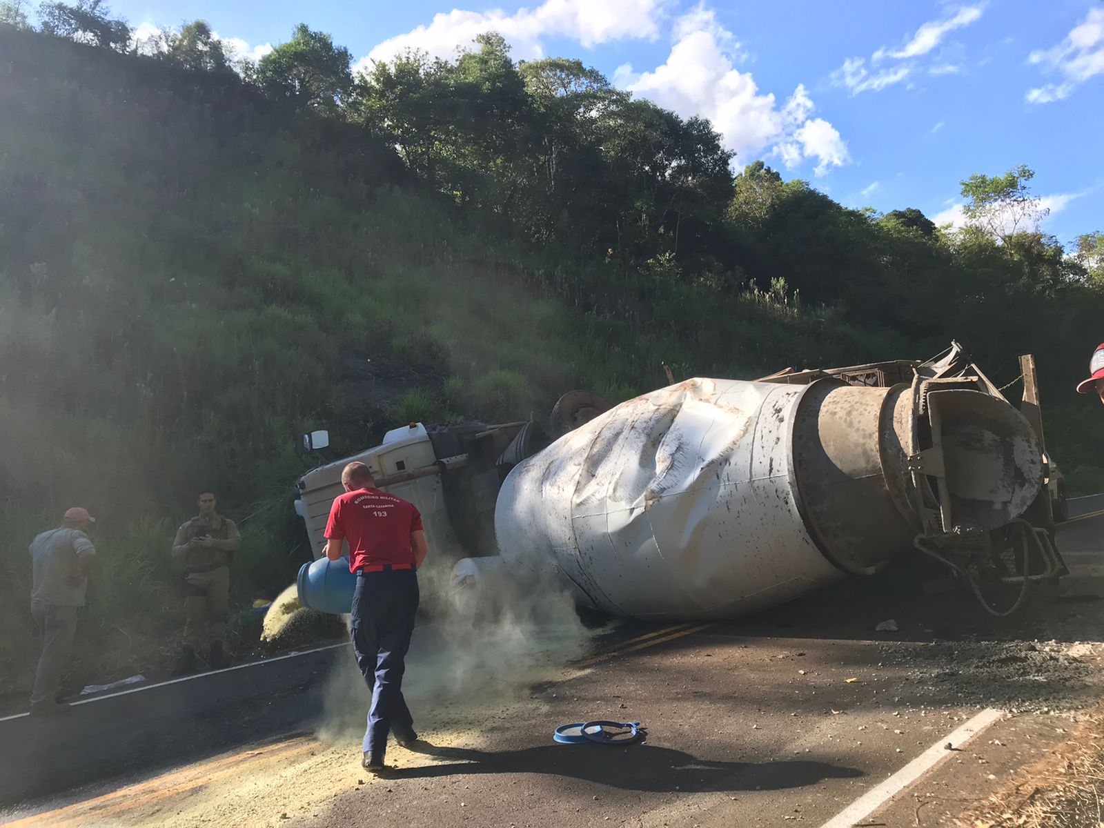 Caminhão betoneira carregado de cimento tomba e tranca rodovia em SC