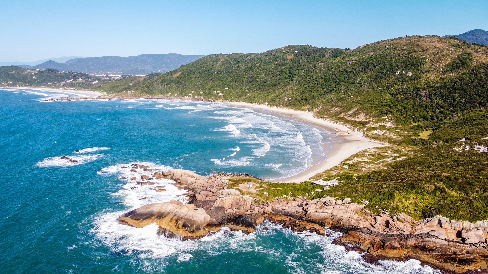 Veja quais praias estão próprias para banho para aproveitar veranico de