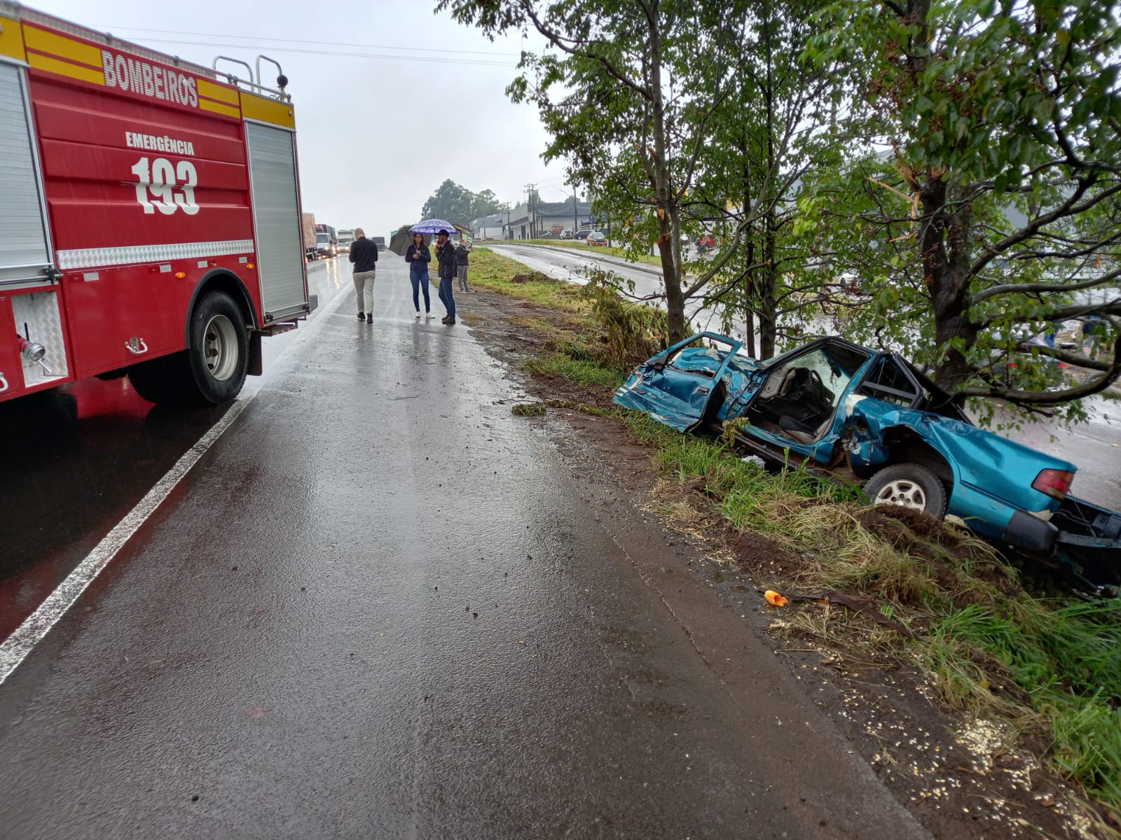 Idoso Fica Ferido Ap S Violenta Colis O Entre Caminh O E Camionete Na