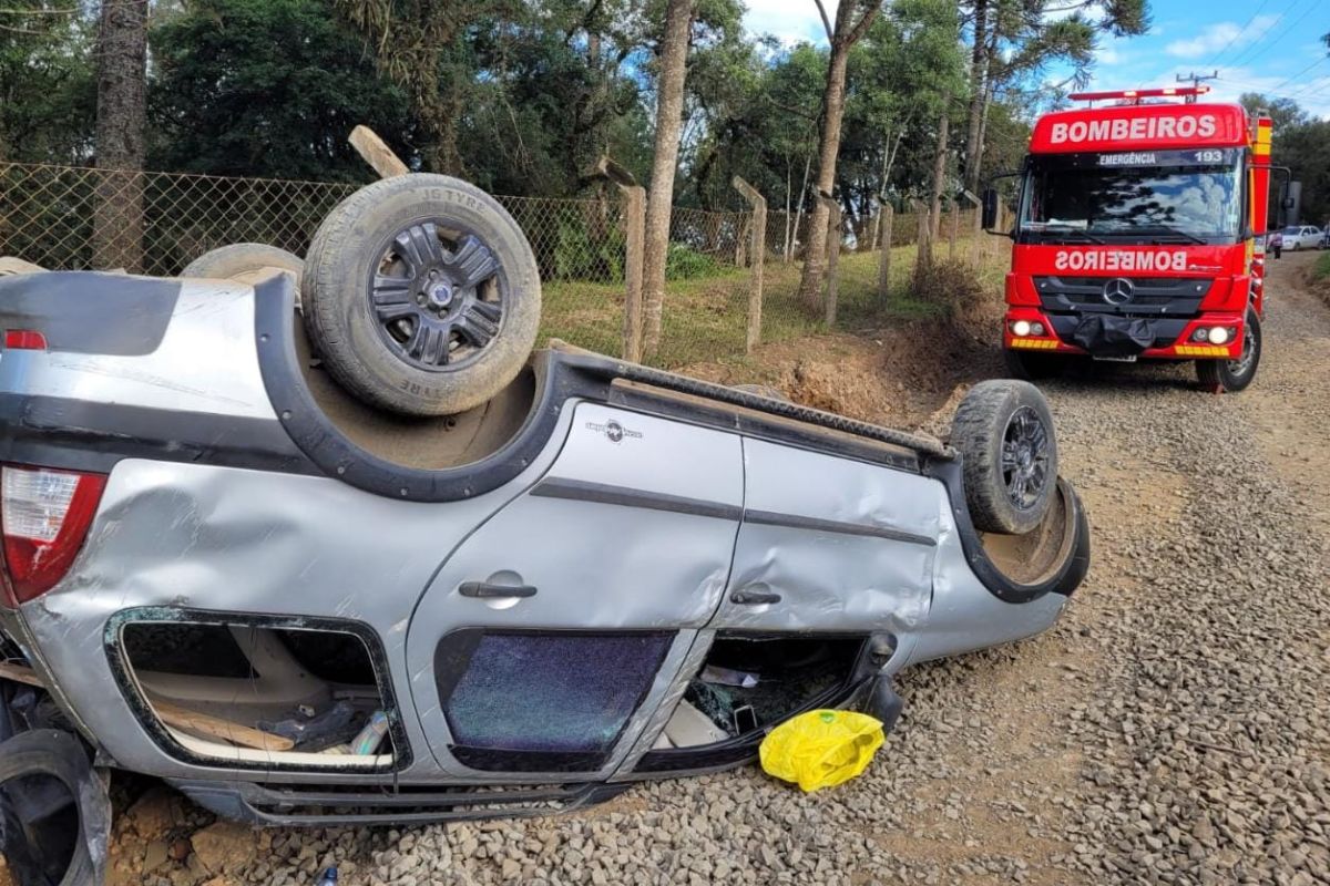 Mulher Fica Ferida Ap S Ve Culo Derrapar Em Estrada De Ch O E Capotar