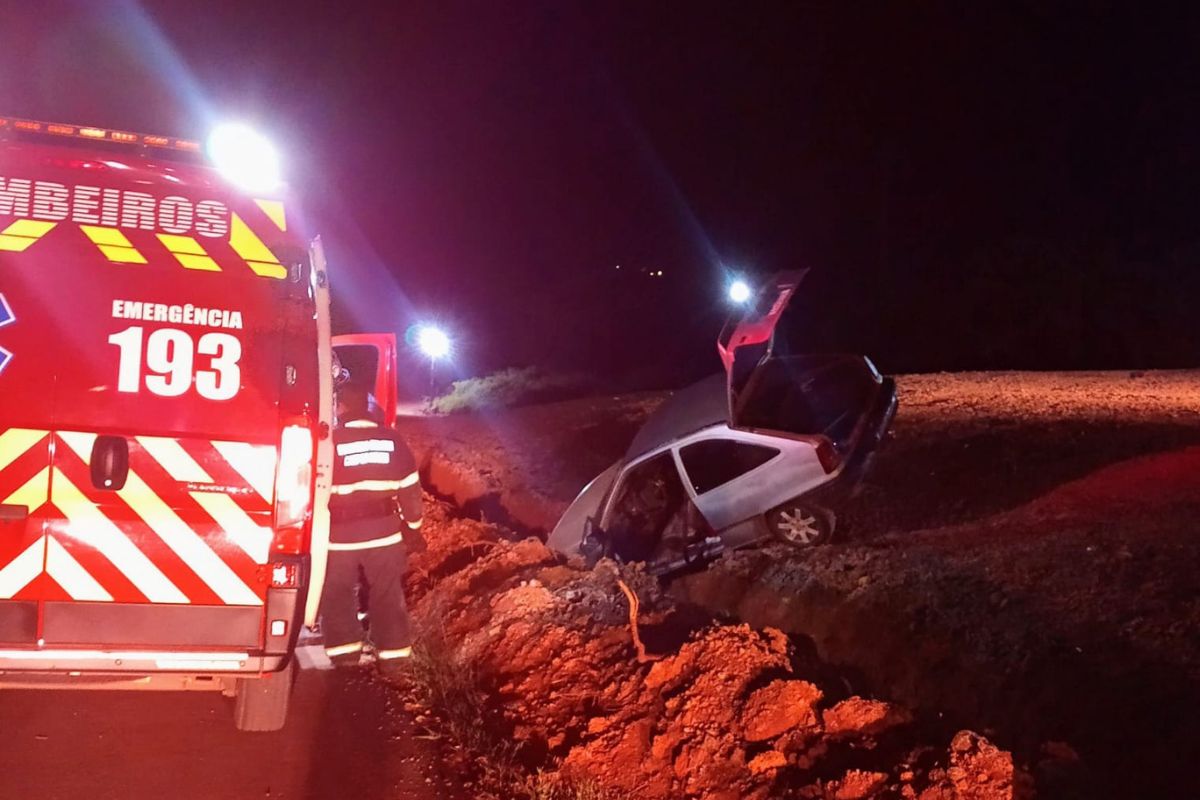 Erro de cálculo Carro vai parar na valeta em Campos Novos