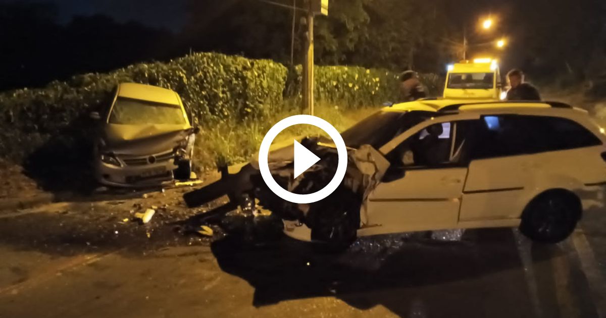 V Deo Carros Batem De Frente Durante A Madrugada E Ficam Destru Dos Em