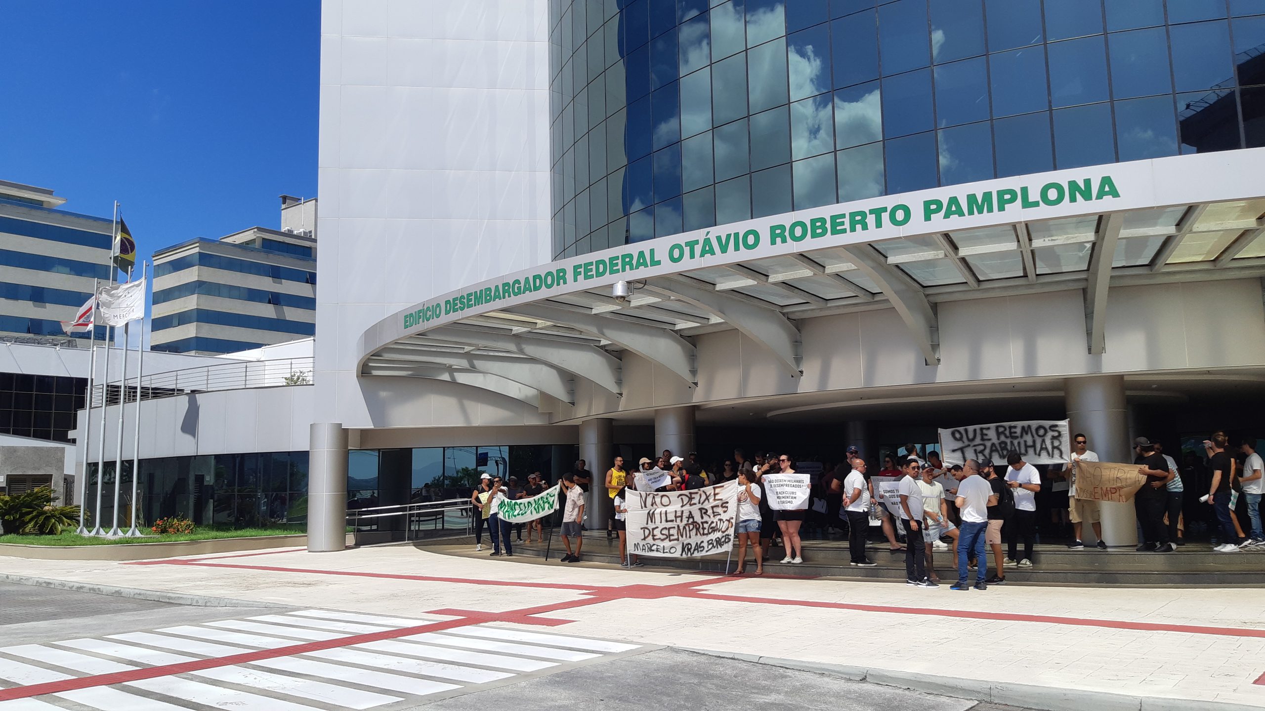 Funcionários de beach clubs fazem manifestação contra suspensão de