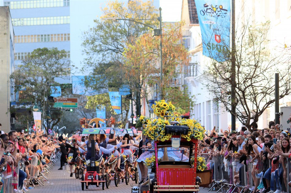 Nova Atra O Para Desfiles Da Oktoberfest Ser Escolhida Atrav S De