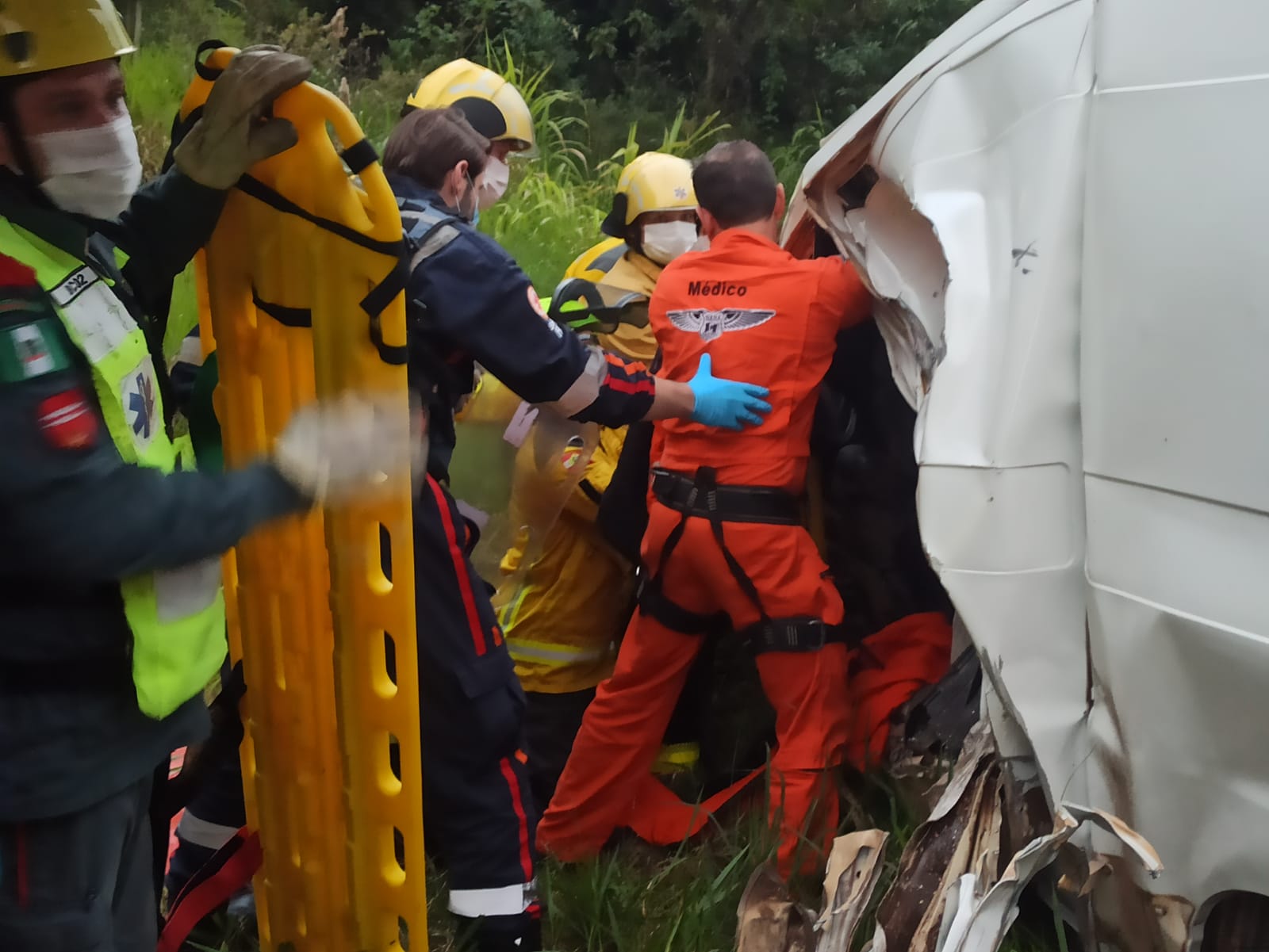 Motorista Preso S Ferragens Socorrido Desacordado E Menino De Anos