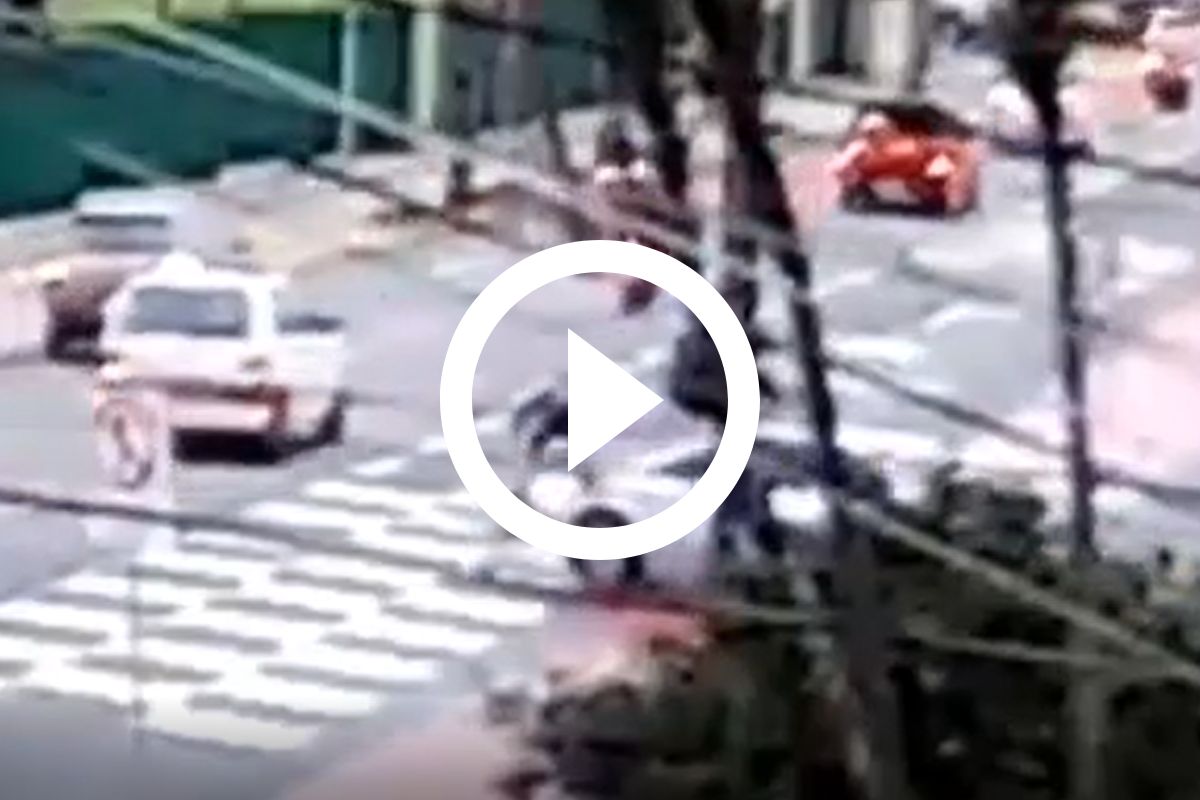 VÍDEO Ciclista é atingido em cheio por carro que invadiu ciclofaixa em