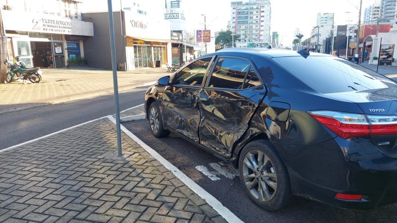 Acidente entre carros derruba poste de luz em Chapecó veja fotos